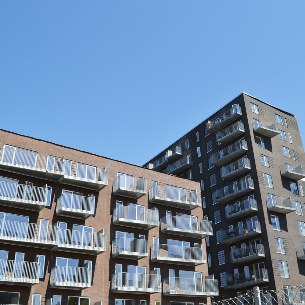 Ett brunt modern bostadshus med balkonger