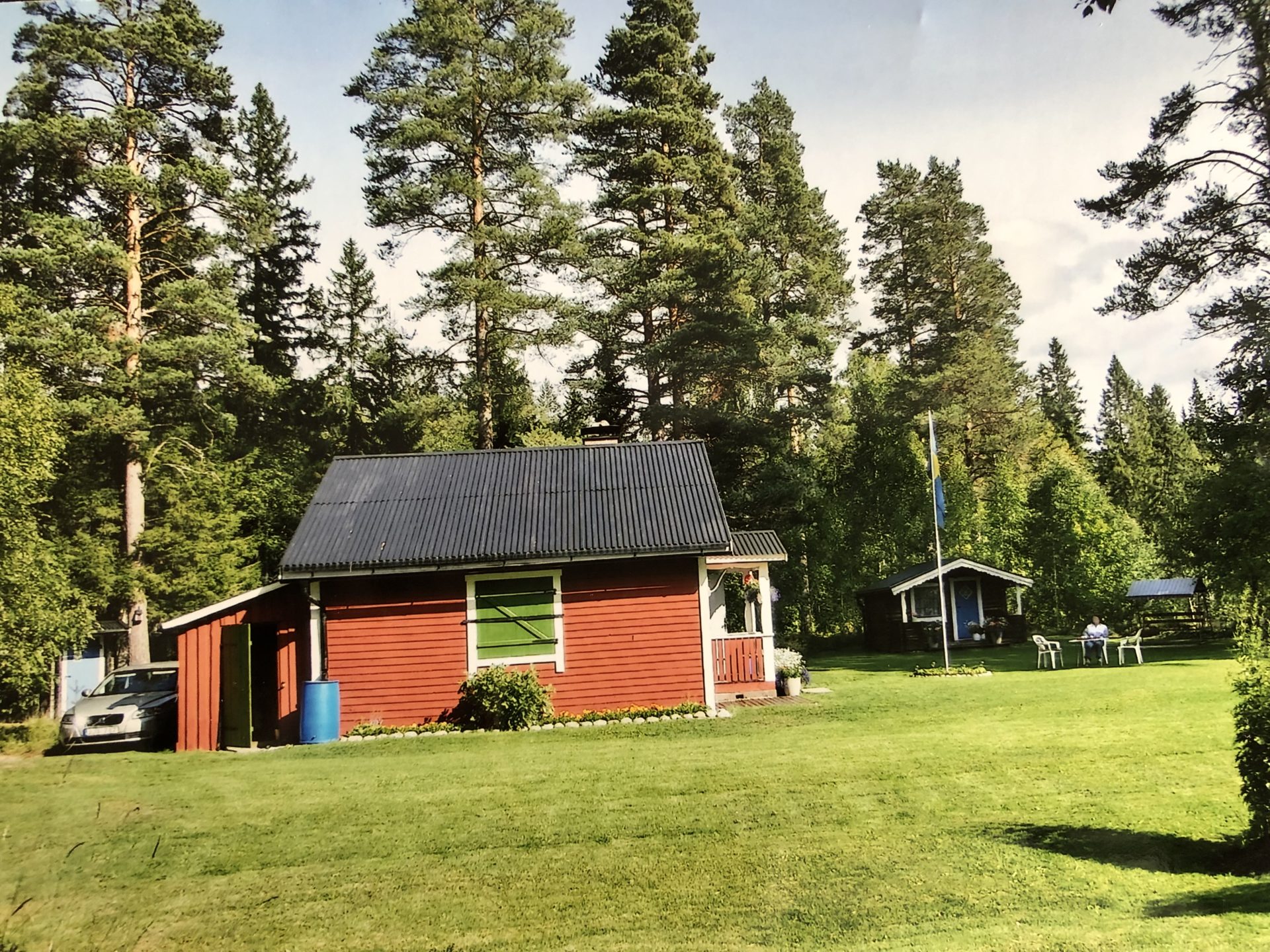 Elsa Edlund delar med sig av foton från den idylliska stugan ur sitt fotoalbum och det är som synes en rejäl tomt som håller Elsa sysselsatt.