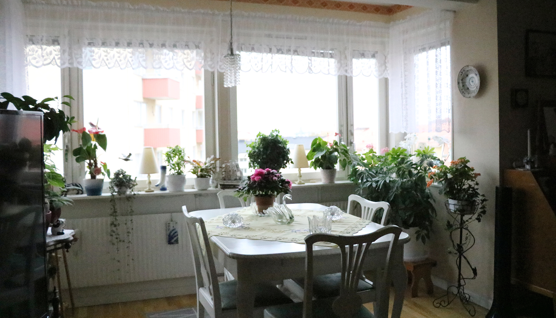En matplats vid fönstret