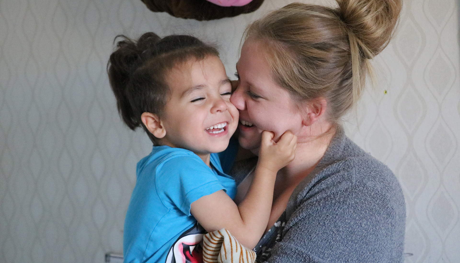 Jordan gosar gärna en stund med mamma Emelie innan det är dags att busa igen.