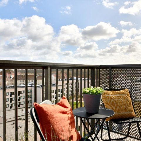 En balkong med utemöbler