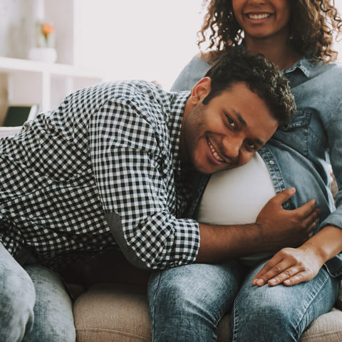 heimstaden_gravidkvinna_manmedöra mot magen