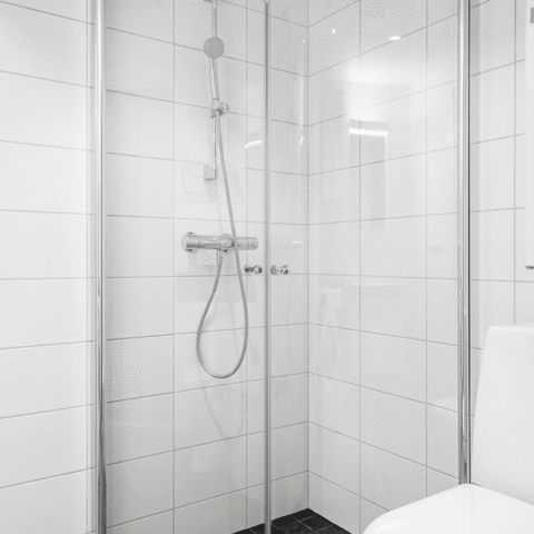 En närbild på en duschvägg i glas