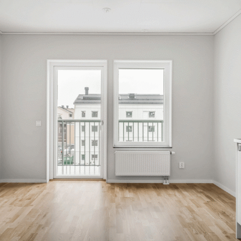 Ett tomt och vitt vardagsrum