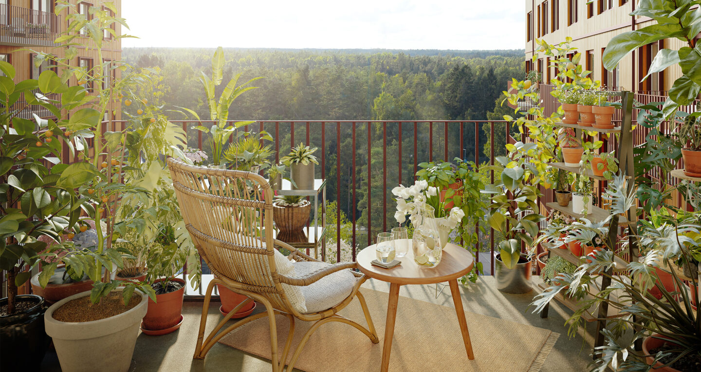 Balkongvy från lägenhet i etapp 2 söderbymalm med inredd balkong och utsikt mot Rudan naturreservat