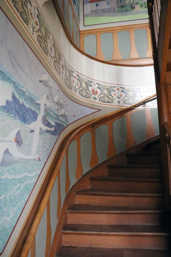En trappa med målningar på väggen