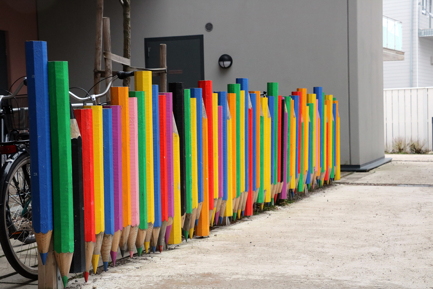 Ett staket som ser ut som färgglada pennor