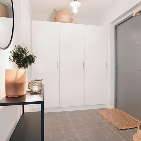 En hall med stora vita garderober
