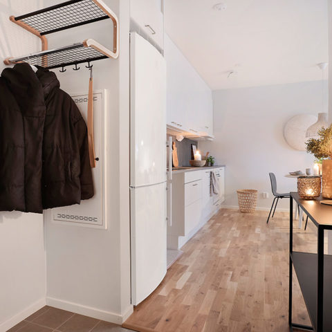 En hall där svarta jackor hänger