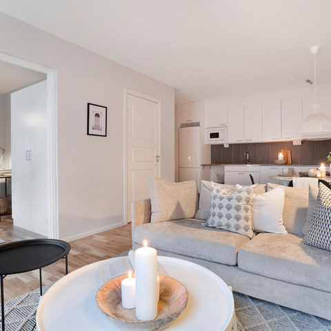 Ett ljust och vitt vardagsrum