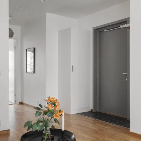 En vit och ljus hall