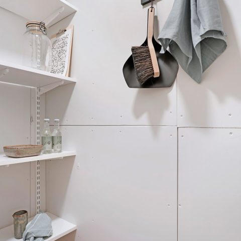 En närbild på ett vitt kakel i ett badrum