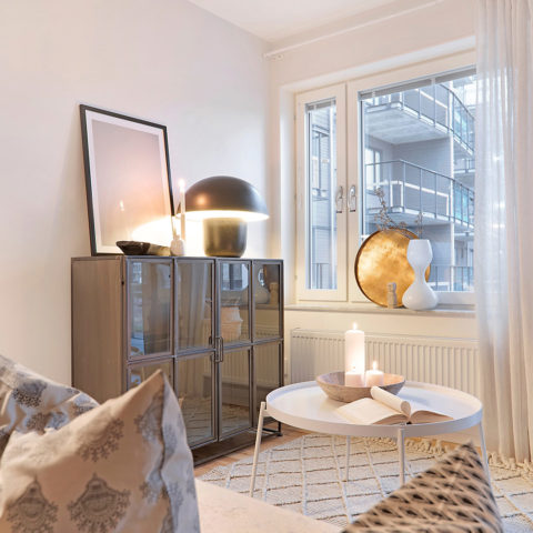 Ett sovrum med en stor träbyrå