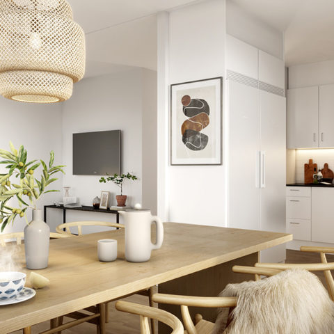 En kök med ett trämatbord och stolar