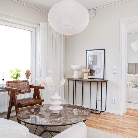 ett vitt och ljust vardagsrum