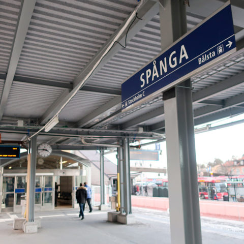 En bild på en pendelstation som det står Spånga på en skylt på