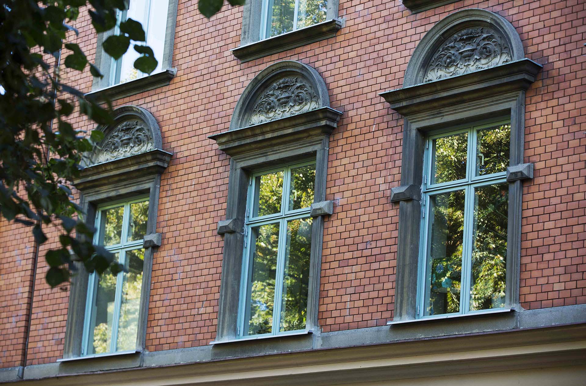 En närbild på fönster från sekelskiftet