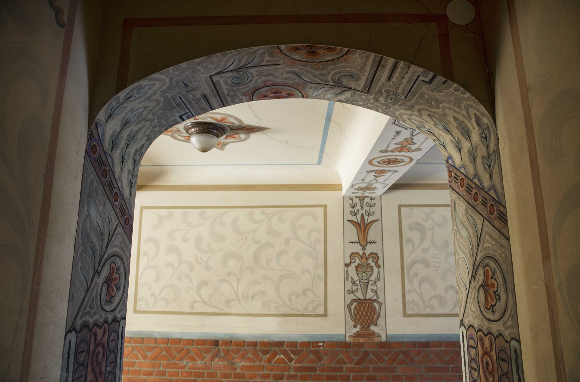 Ett trapphus som har målningar i taket och på väggarna