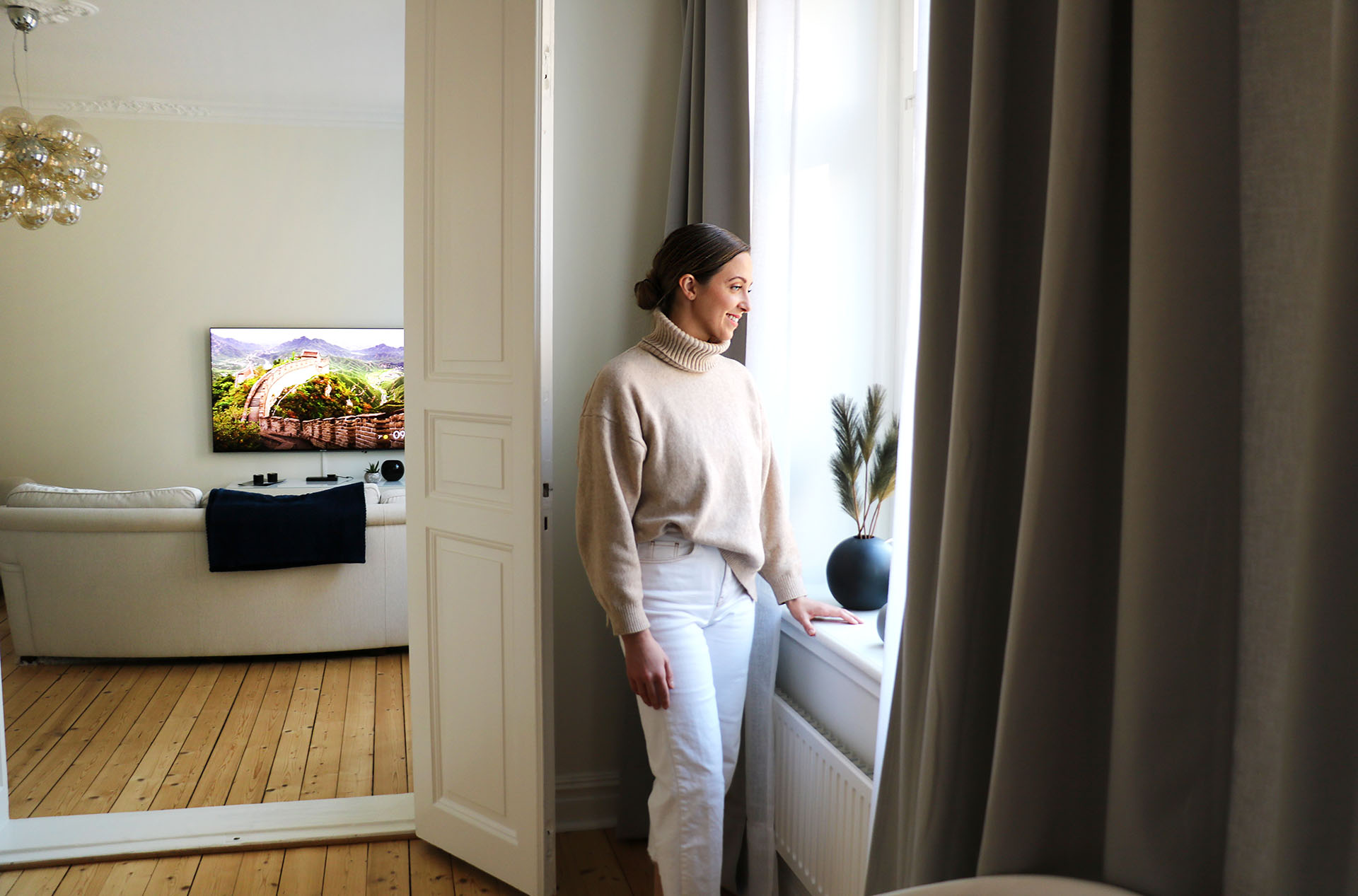 Den som hälsar på hemma hos Peter och Louise möts av en god takhöjd, gedigna trägolv och stora fönster.
