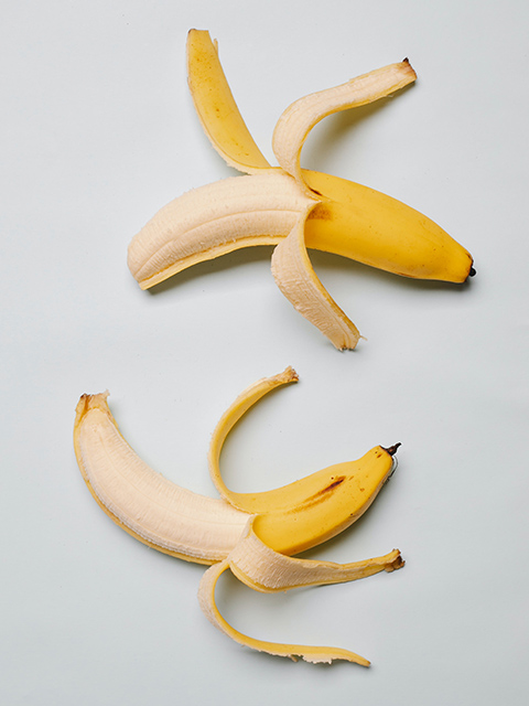Två skalade bananer