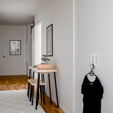 en gång med satsbord och en garderob