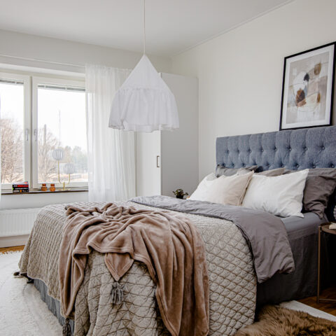 Sovrum med dubbelsäng,