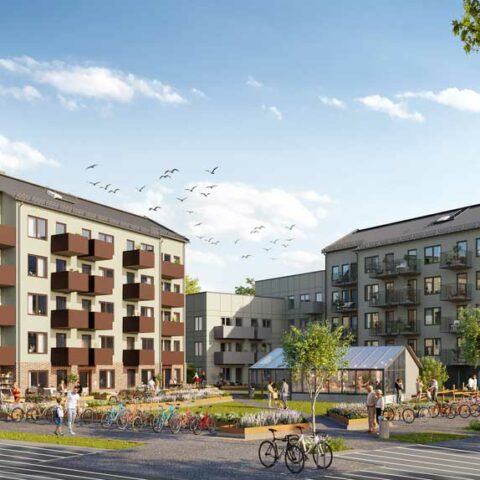 Ett bostadshus på fem våningar där man ser en grön innergård framför