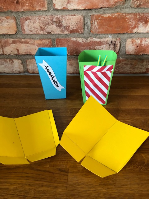 En popcornmall och två exempel på bägare.