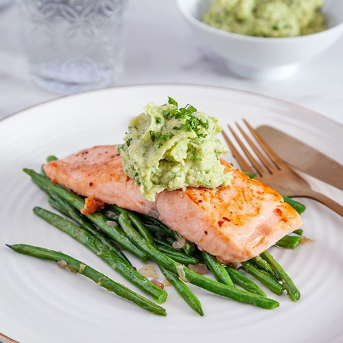 En bit lax som ligger på gröna haricots verts