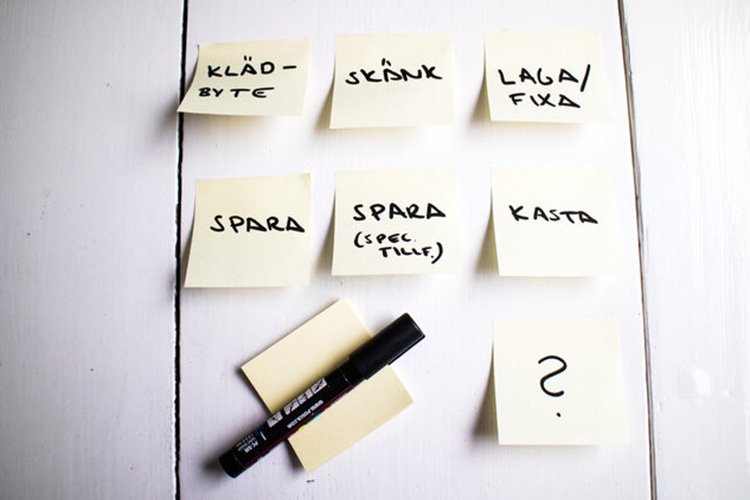 8 post-it lappar som är uppklistrade på väggen som det står lite olika saker på.