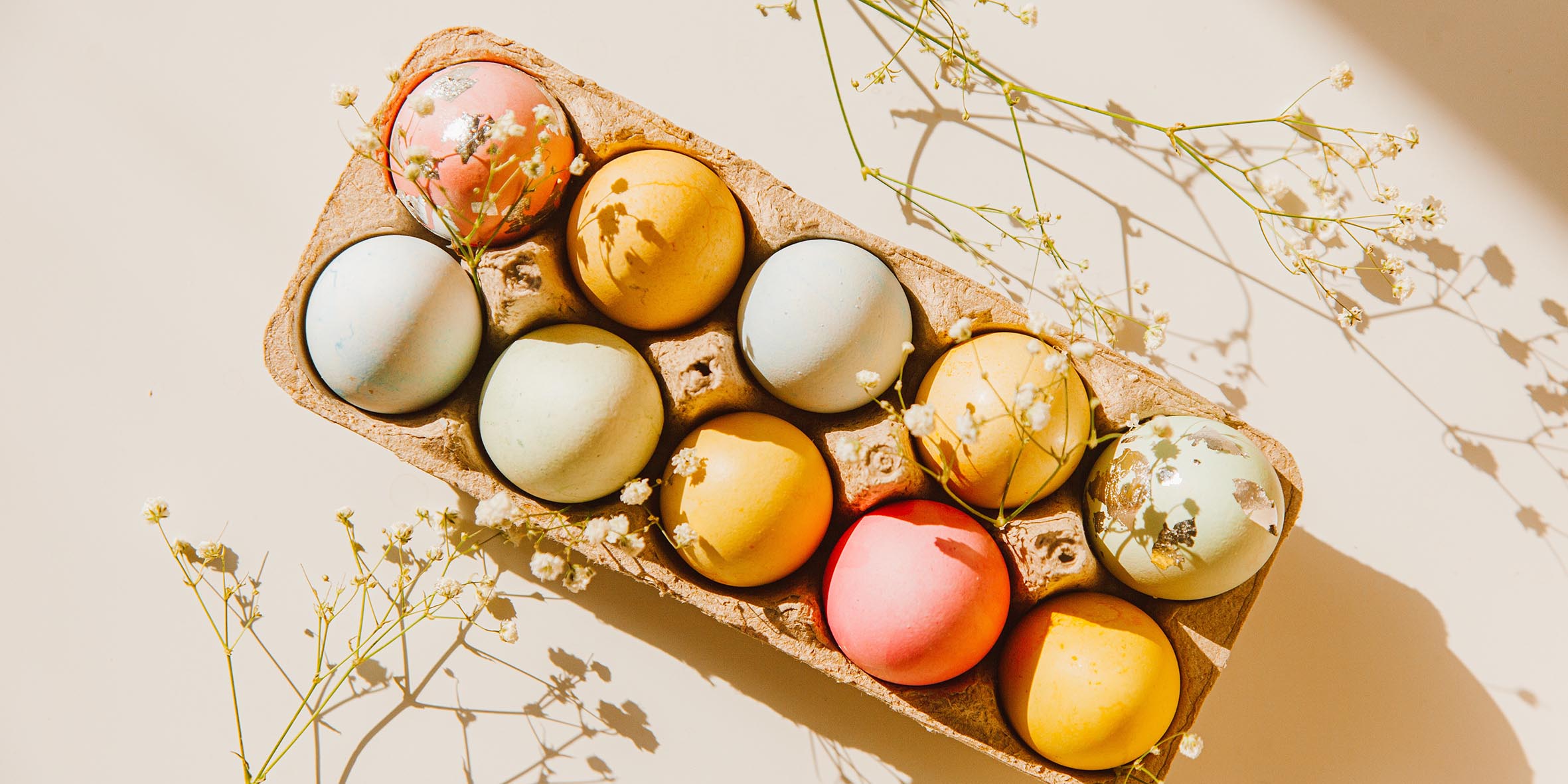 Äggkartong med färgglada ägg i