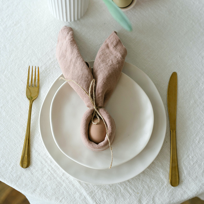 En rosa servett med ett ägg i mitten