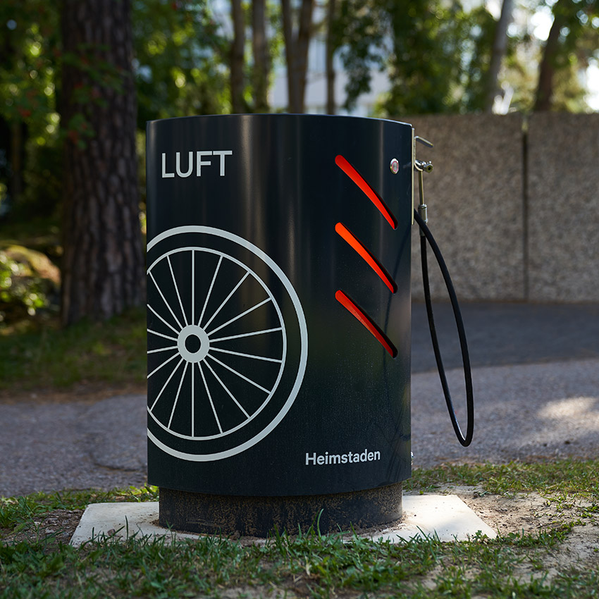 En rund svart luftpumpstation på gatan som det står Heimstaden på