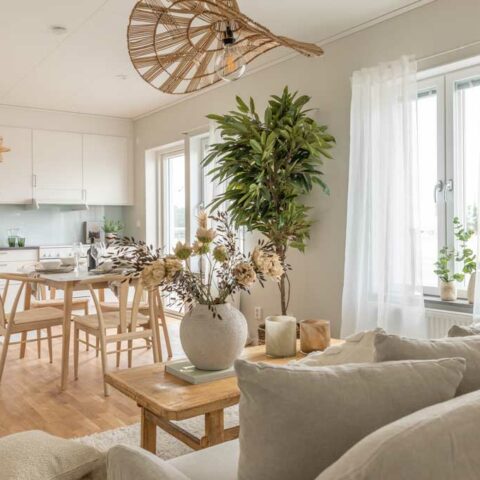 Ett vardagsrum och kök i öppen planlösning