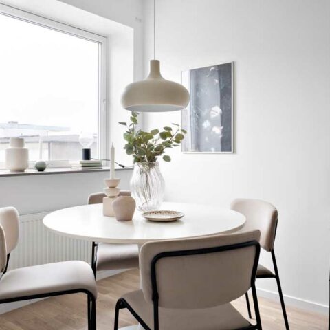 En närbild på ett runt matbord