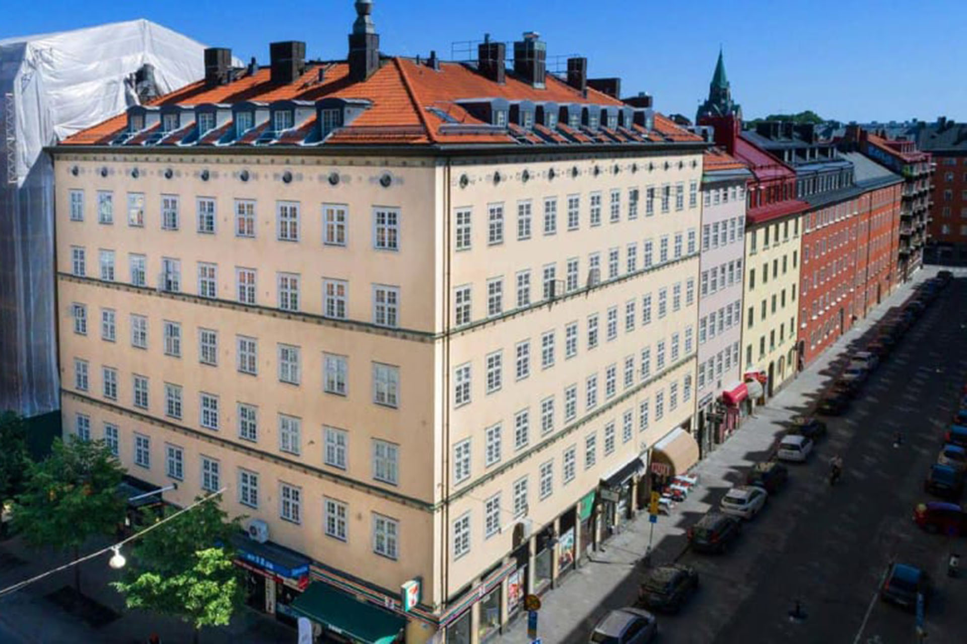 En ljus husfasad i en storstad