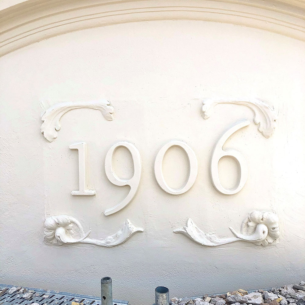 En detalj på en fasad som det står 1906 på