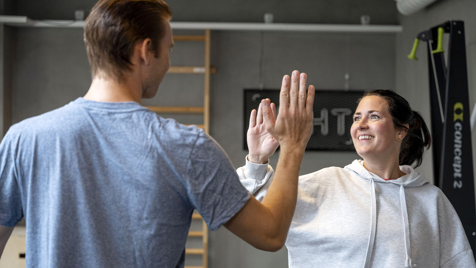 En kille och en tjej gör high-five