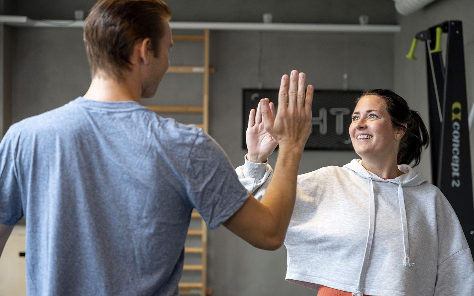 En kille och en tjej gör high-five