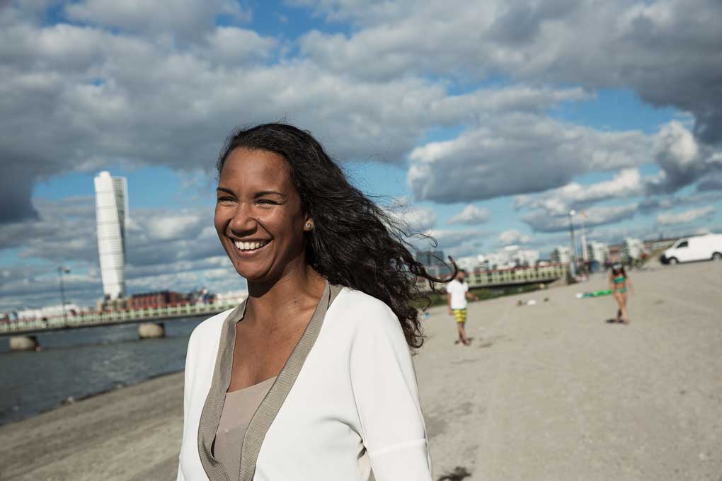 kvinna på stranden, i bakgrunden ser man turning torso