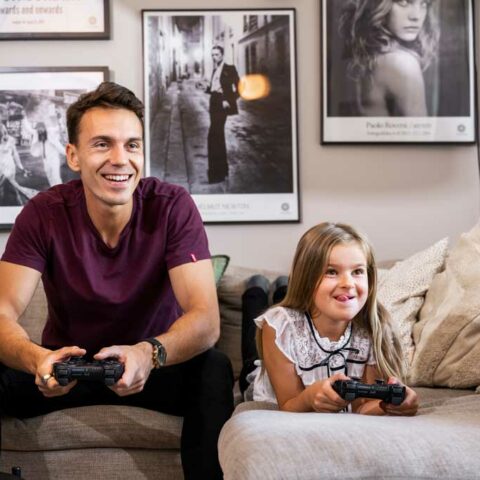 far och dotter spelar tv-spel