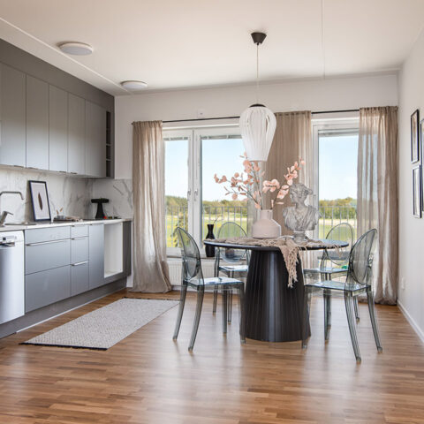 Bild på kök med öppen planlösning.