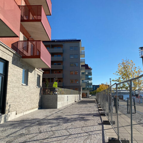 Kajpromenaden från hörnet av röda huset förbi innergården