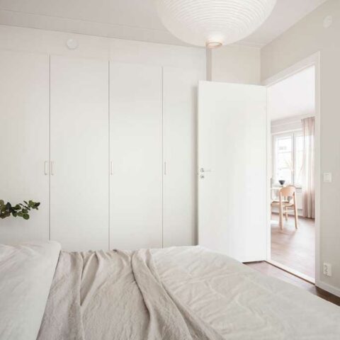 Vita garderober i ett sovrum