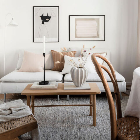 Inredd soffhörna med soffa, bord och fåtölj.