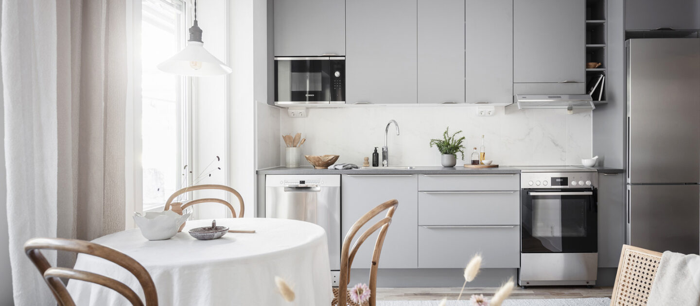 Inrett kök med grå skåpsluckor