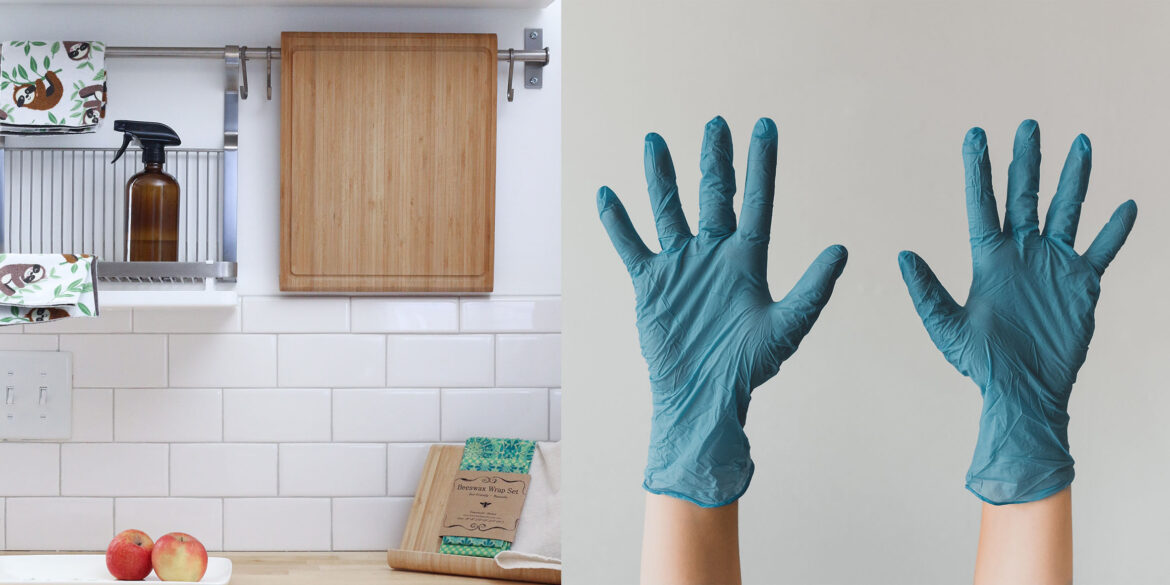Ett par händer som har på sig blåa plasthandskar och en bild på ett kök där man ser en träskärbräda och en hylla med en sprayflaska på