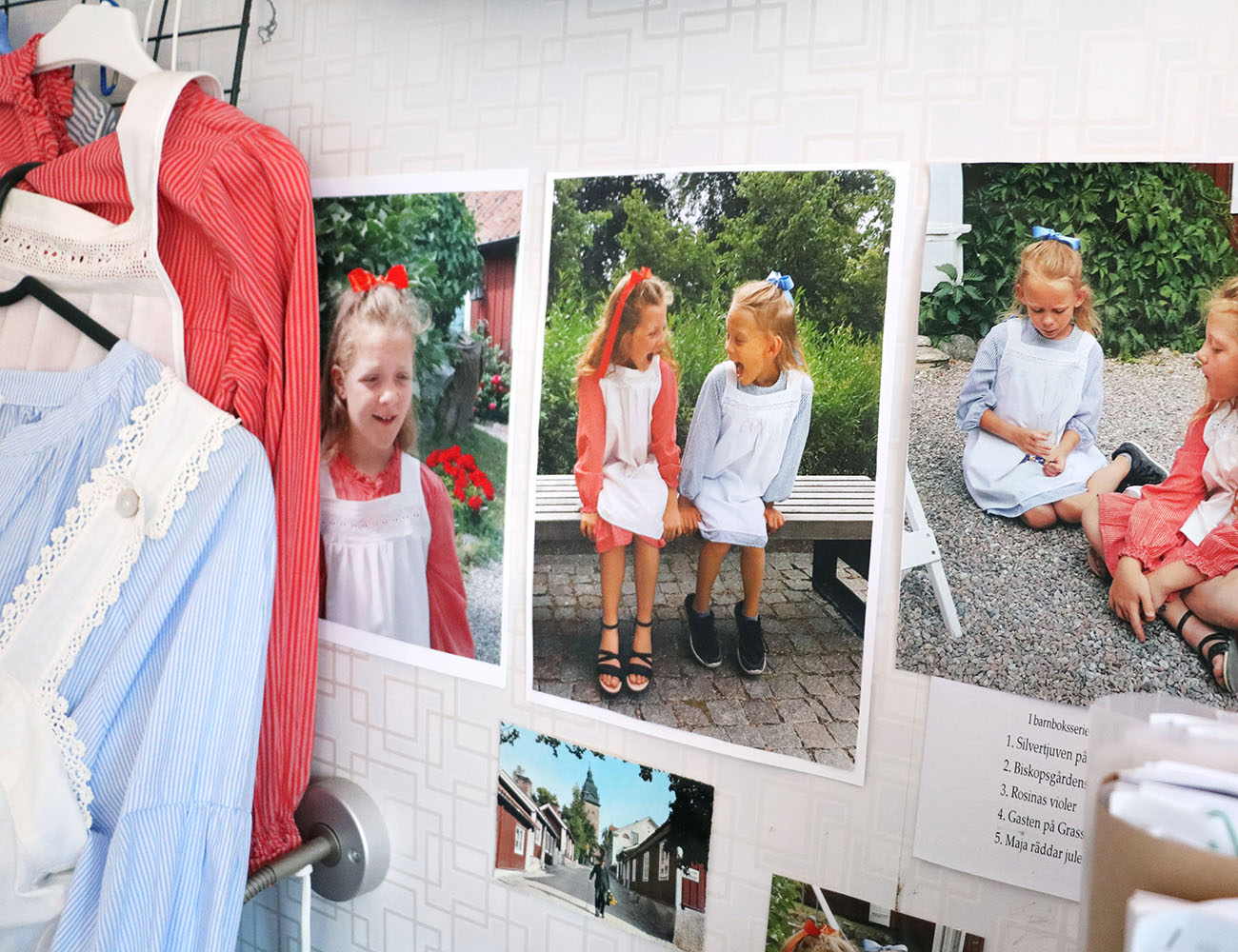 Två klänningar hänger på galgar och sen är det bilder bredvid där man ser barn som har på sig dessa klänningar
