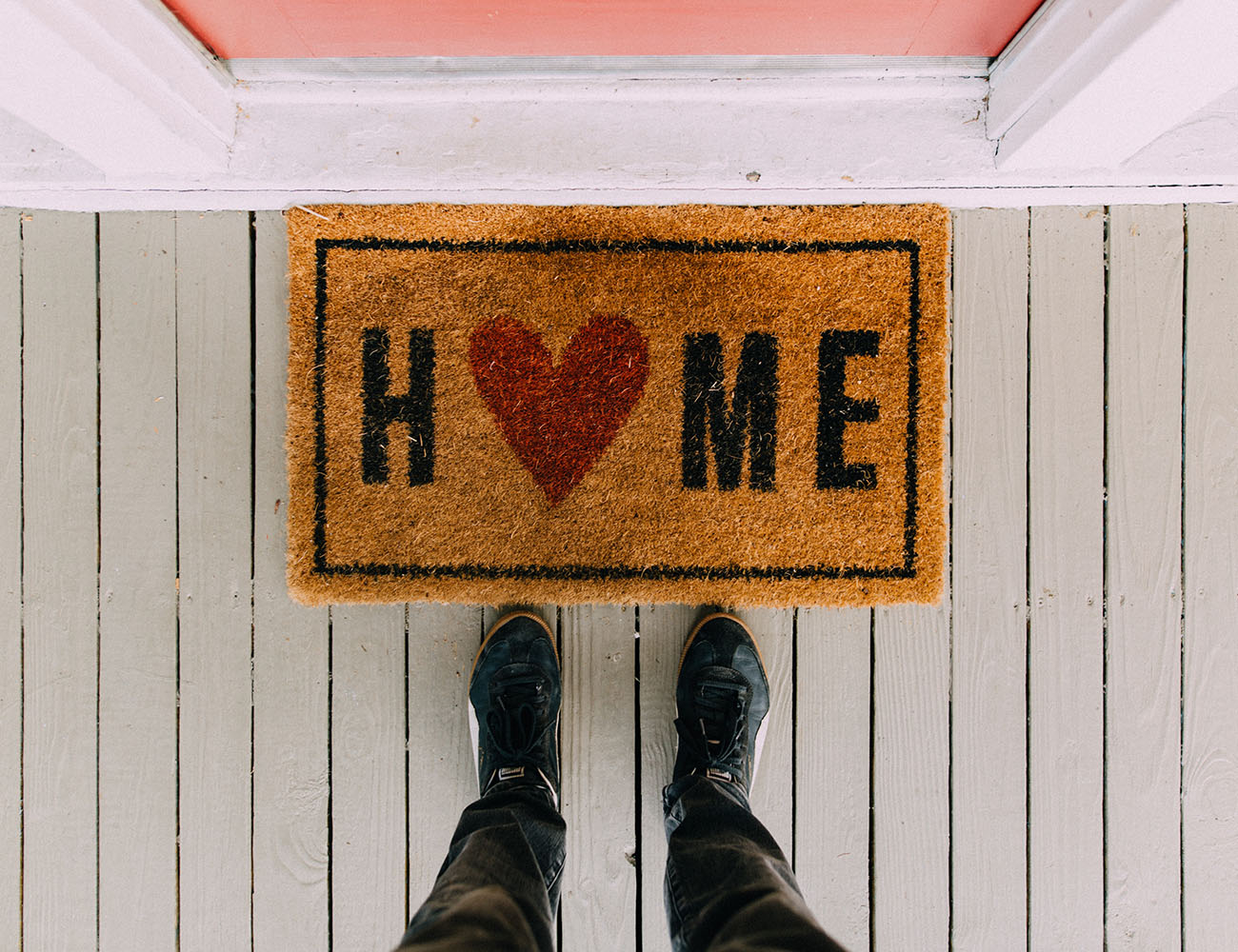 En dörrmatta som det står Home på.