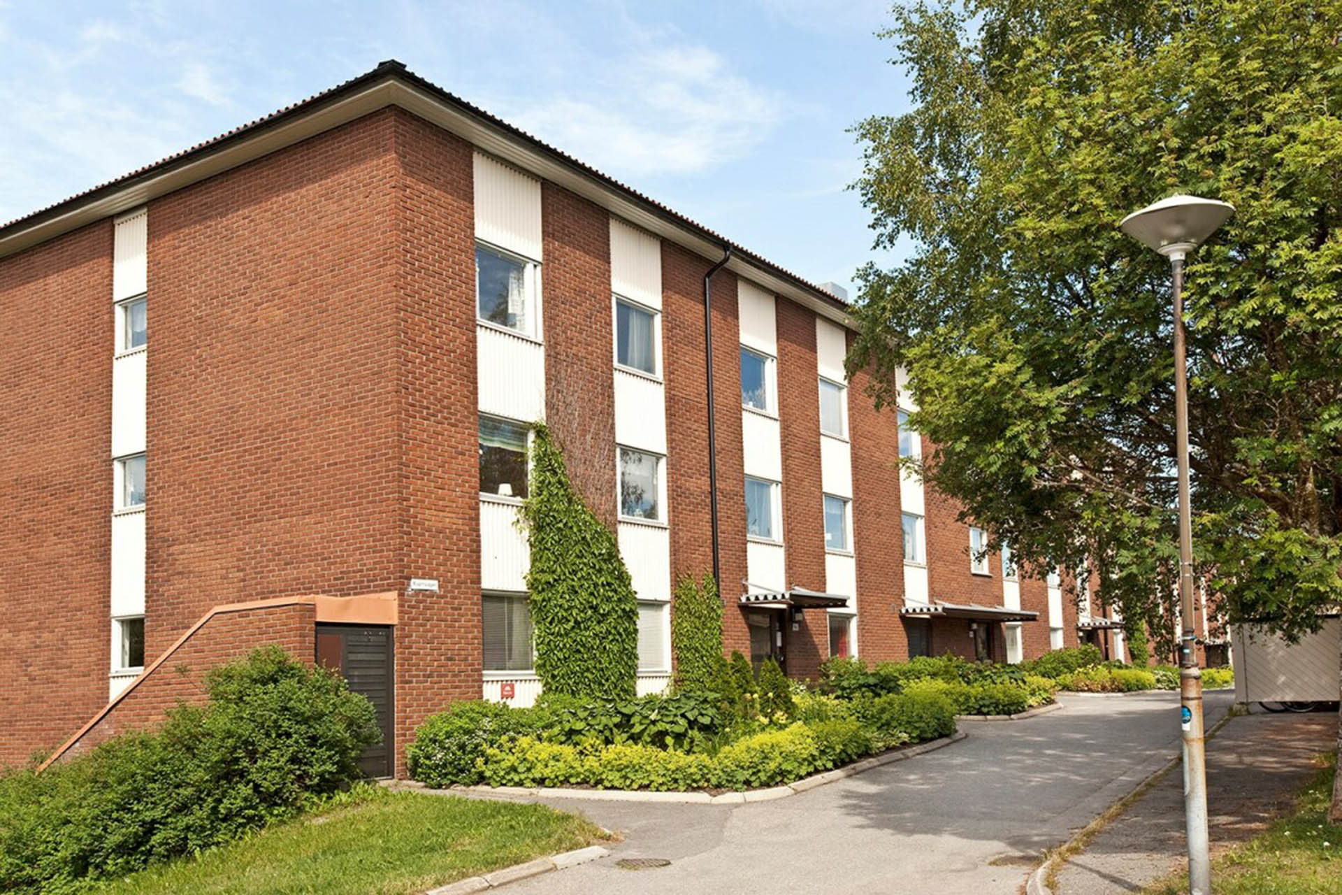 En rödbrun tegelbyggnad i Umeå där Heimstaden har lediga studentbostäder.